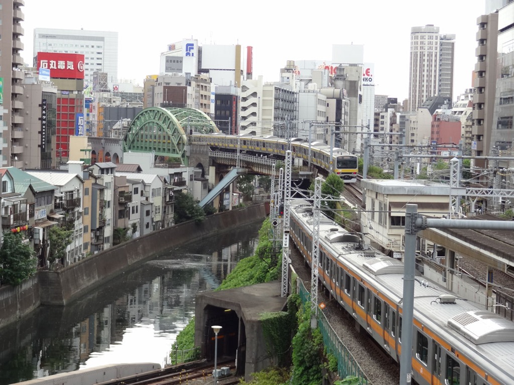 美しい橋「聖橋」から眺めるリアル・ジオラマ（JR御茶ノ水駅